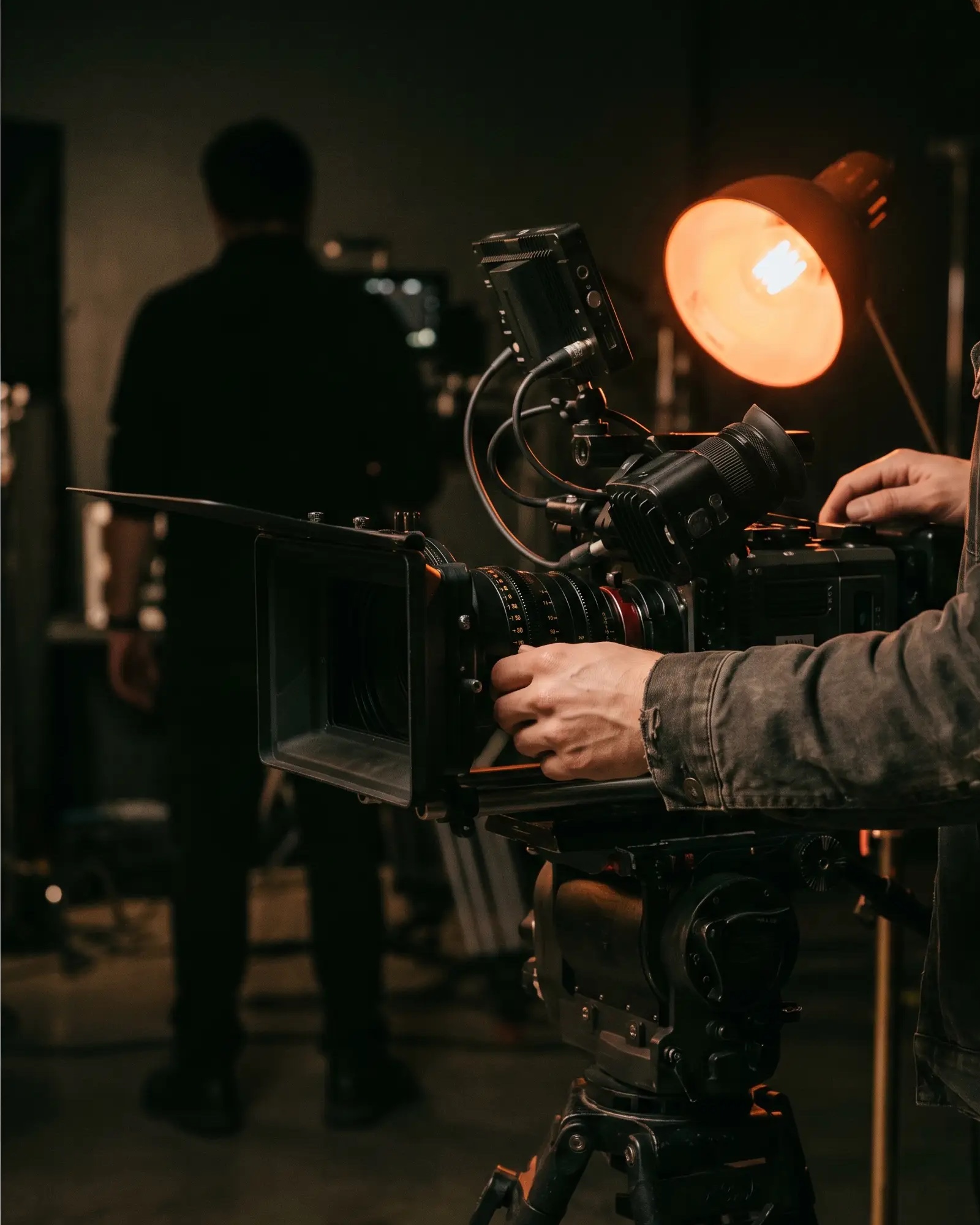 Filmteam bei der Arbeit mit einer professionellen Kinokamera